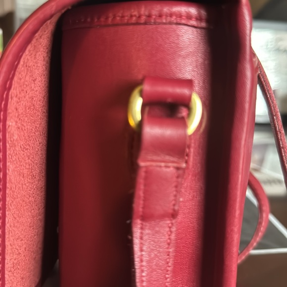 Coach 7 5/8 Vintage flap bag in mint condition wide and strap 21.5 inches long. - Picture 4 of 16